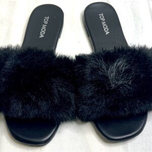 Top Moda Woman’s black fun faux fur furry slides (sz7)